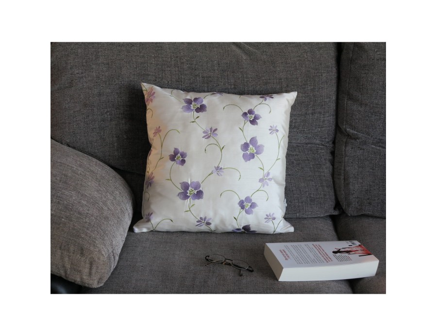 Coussin LILY violet déhoussable 45 x 45 cm Coussin LILY violet déhoussable 45 x 45 cm