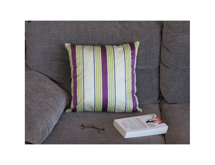 Coussin ANNABELLE violet, déhoussable, existe en 2 dimensions Coussin ANNABELLE violet, déhoussable, existe en 2 dimensions