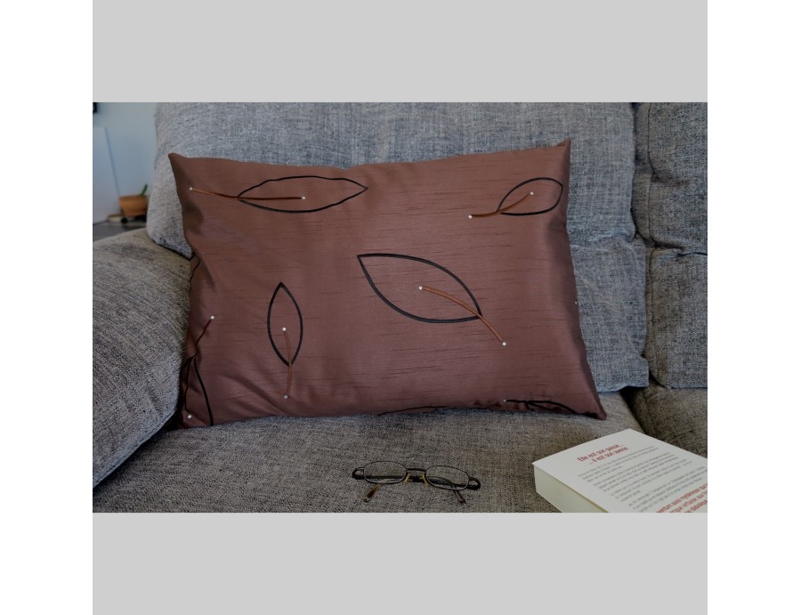 Coussin LINA chocolat et noir brodé, déhoussable 40 x 60 cm Coussin LINA chocolat et noir brodé, déhoussable 40 x 60 cm